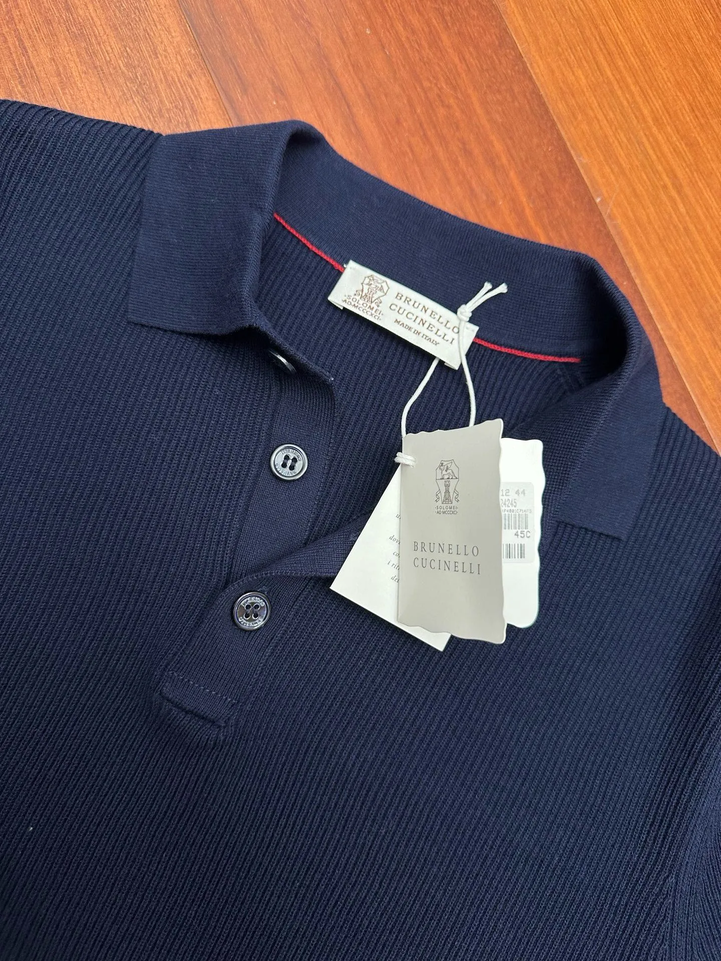 16:1 replica Navy Blue texture knitted Polo shirt. The counter has the same 1:1 reproduction. The Classic Tibetan Blue tone is matched with the delicate pitted texture, which is low-key and noble. Breathable knitted fabric is selected, it is skin-friendly, soft and waxy, has a strong drape and is not easy to wrinkle. The lapel + two-button design is neat and exquisite, the cuffs have hidden contrasting details, and the fit is slim but not tight. It is suitable for wearing in many scenes and can easily create a gentleman's style. size:44-46-48-50-52